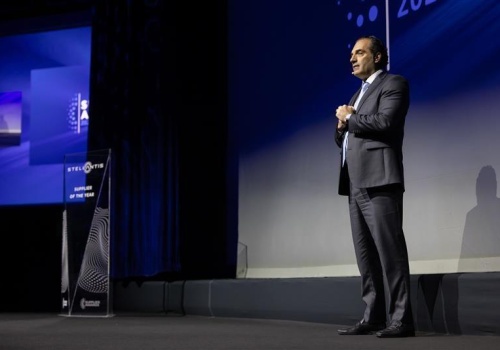 Ile szef Stellantis, Antonio Filosa, zarobił w 2025 roku?