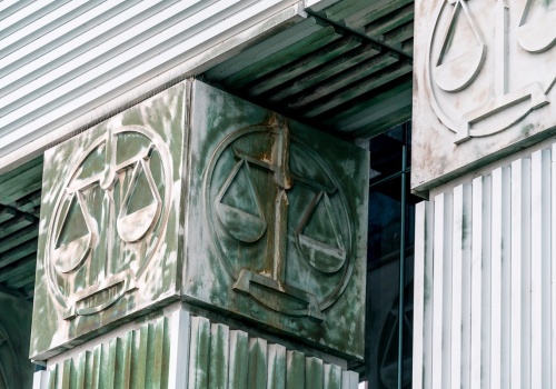 Latarką w półmrok: Prawo we władzy ludu