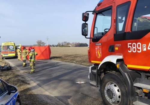 Tragiczny finał zderzenia na skrzyżowaniu w Podkornatach. Nie żyje motorowerzysta
