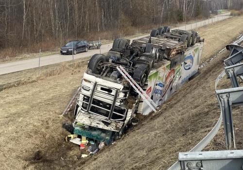Dachowanie ciężarówki na autostradzie A2