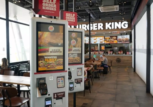 Patty w kuchni! Pracownikom Burger Kinga doradzi i wysłucha ich AI.