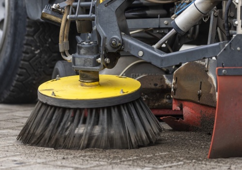 Porządki w Gdyni dopiero w kwietniu. Piasek i błoto zostają, mieszkańcy narzekają