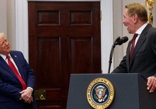 Sojusznik Trumpa przejmie Warnera? W tle pieniądze z Bliskiego Wschodu