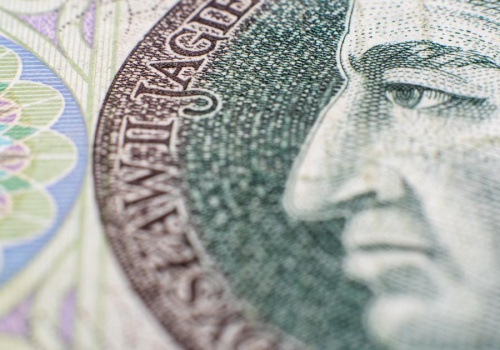 Awersja do ryzyka uderza w złotego. Rynek czeka na decyzję agencji Fitch