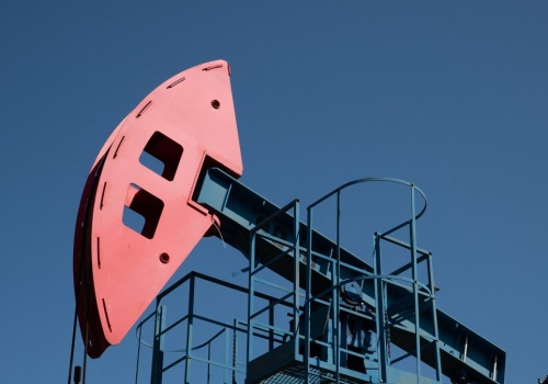 Cena ropy pnie się w górę. Na rynkach rosną obawy przed wojenną zawieruchą