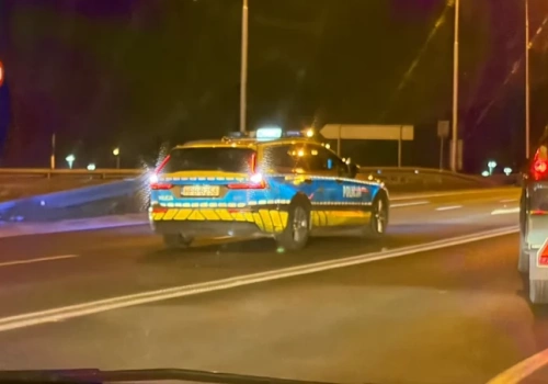 Dwie osoby ranne w wypadku na węźle Bielany. Potężne utrudnienia