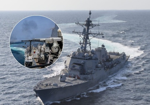 Niszczyciel USS Frank E. Petersen demonstruje gotowość bojową na Morzu Arabskim w obliczu konfliktu z Iranem
