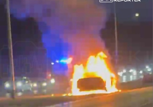 Pożar luksusowej limuzyny BMW na Bielanach. Kierowcy ruszyli z gaśnicami na pomoc