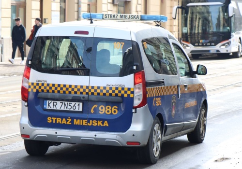 Seniorem w klapkach zajęła się Straż Miejska. Zareagowała pracownica sklepu