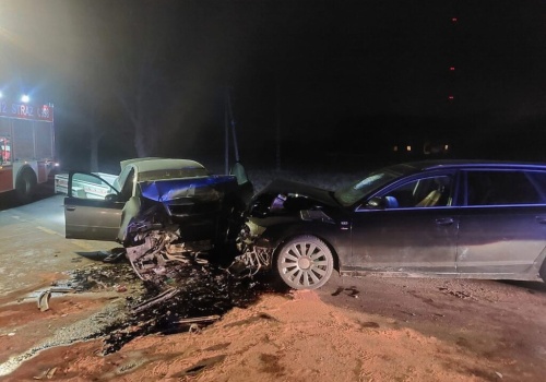 Zderzenie trzech aut, w tym dwóch czołowo. Na miejscu lądował śmigłowiec LPR. Droga zablokowana