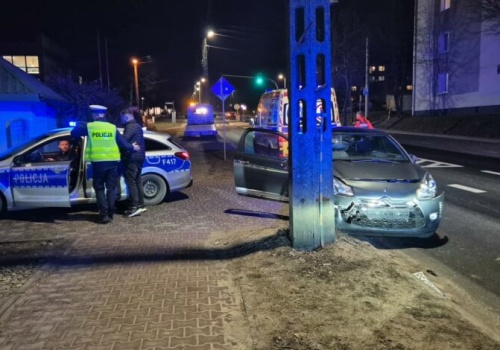 Pijany kierowca uderzył w słup w Sulejowie. Miał blisko 3 promile