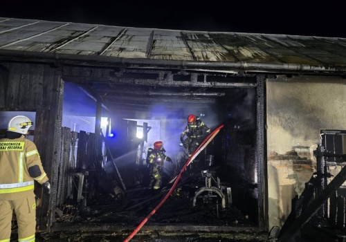 Kryg: 12 zastępów walczy z pożarem budynku gospodarczego