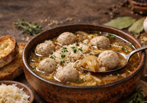 Rozgrzewa i syci. Trydencka zupa cebulowa z aromatycznymi pulpecikami od Jurka Sobieniaka