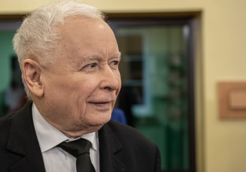 W PiS aż wrze. Kaczyński stawia zasłonę dymną. Miał podjąć decyzję