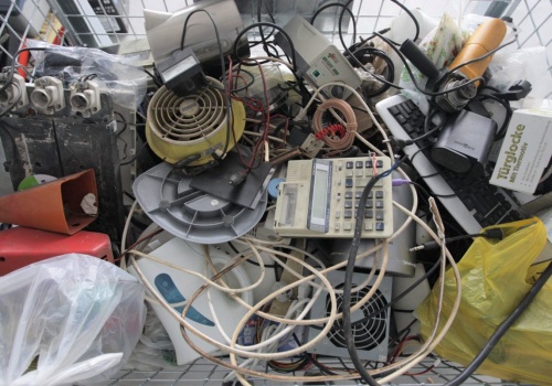 Zgubna wygoda. Gdzie wyrzucić elektrośmieci? Tak Polacy pozbywają się pralek i telewizorów