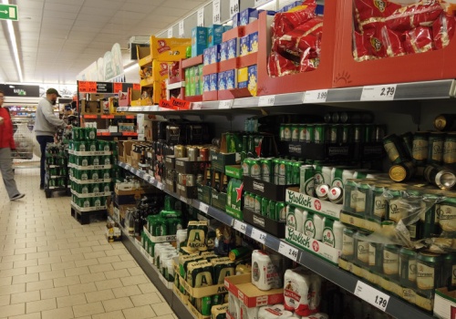 Promocje na masło, kawę, mleko, piwo. Co Polacy sprawdzają w gazetkach?