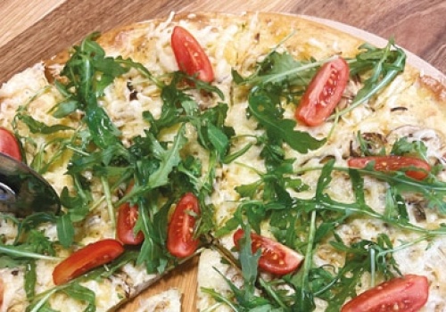 Ewa Wachowicz: Wypiek à la pizza z serkiem wiejskim