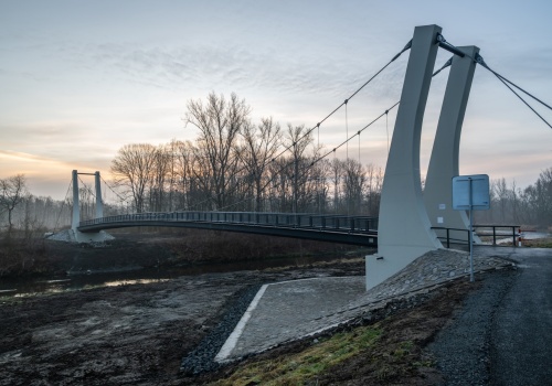 Nadchodzi rowerowa rewolucja w gminie Hażlach. Kładka gotowa, infrastruktura w drodze