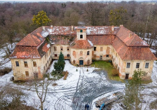 Pałac w Rozkochowie wypięknieje. Będzie remont lewego skrzydła