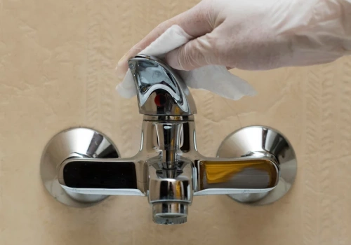 Widzisz biały nalot na baterii? Może skrócić jej żywotność