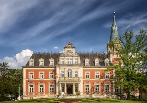 Pałac otoczony malowniczym parkiem. Zaledwie 20 minut od centrum Wrocławia