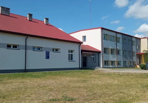 Dlaczego gmina chce zamknąć szkołę w Mikłusach?