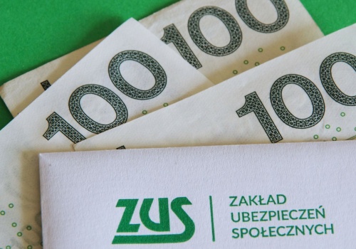 Można dostawać dwie emerytury. ZUS stawia sprawę jasno, trzeba pamiętać o formalnościach