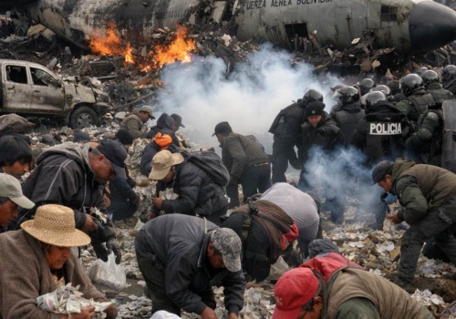 Samolot pełen gotówki runął w Boliwii. Mieszkańcy rzucili się na rozsypane banknoty