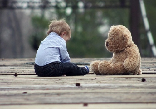 Polska się wyludnia, a na popularności zyskuje… wazektomia. Czyli dlaczego celowo wybiera się bezdzietność?