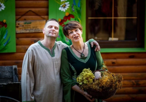 Stara stodoła miała zniknąć. Dziś przyjeżdżają tu ludzie z całego świata