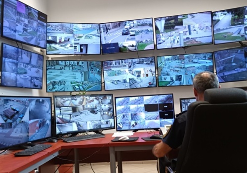 Bezdomny zakłócający mszę, spacerowicze na zalewie, zabłąkany jamnik w przedszkolu. Interwencje straży miejskiej