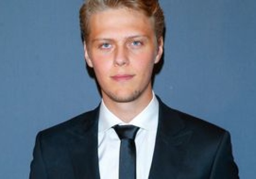 Wychował się w Niemczech. Nie ukrywa, czego nauczyli go w szkole