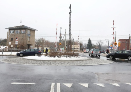 Rondo dwupasmowe. Czy można jechać prawym pasem dookoła?