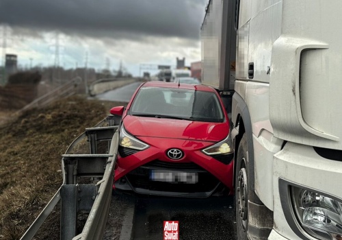 Kierowca ciężarówki pomógł policjantom zakończyć pościg. Zakleszczył uciekiniera