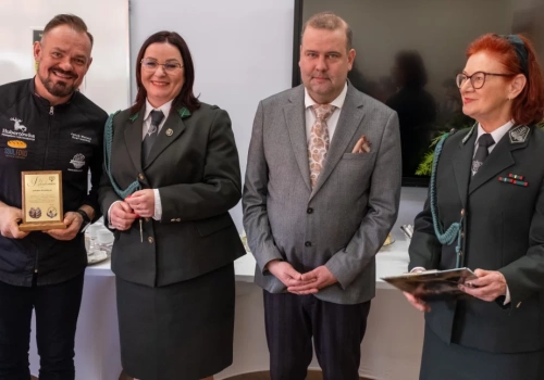 Diany i „Dziki Szef” gotowali w Chojnicach. Warsztaty z dziczyzny w Technikum nr 2