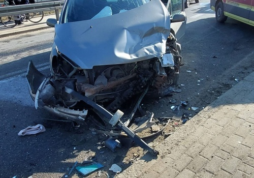 Zderzenie dwóch samochodów osobowych. Dwie osoby trafiły do szpitala