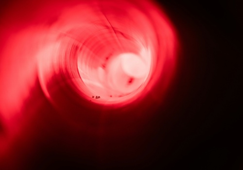 Gdzie skrywają się dodatkowe wymiary? Fizyka na tropie niewidzialnej architektury wszechświata