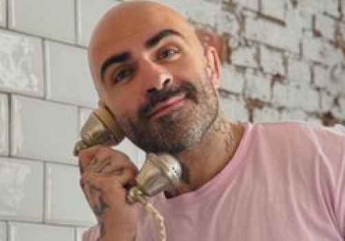 Akop Szostak ma nie lada problem. Tłum adoratek wysyła mu INTYMNE fotki