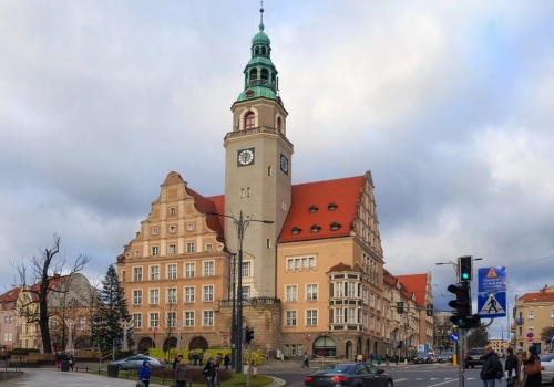 Ratusz w Olsztynie rozbłyśnie na fioletowo. Ważny przekaz dla mieszkańców