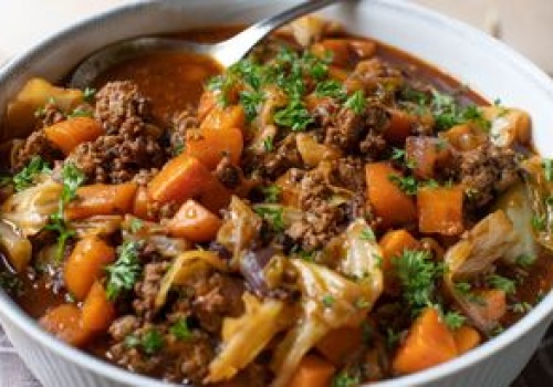 Robię chłopski garnek z mięsem mielonym. Jedno danie, a naje się cała rodzina