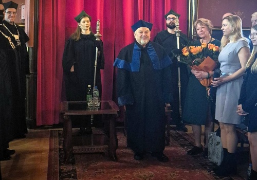 Prof. Ryszard Tadeusiewicz doktorem honoris causa Politechniki Krakowskiej. Uroczystość w Collegium Novum UJ