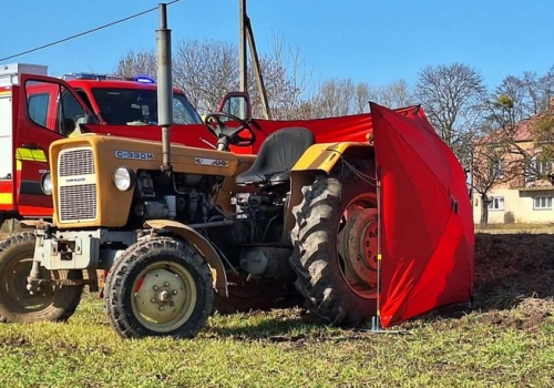 Tragiczny wypadek na Mazowszu. Mężczyzna wpadł pod ciągnik i zginął na miejscu