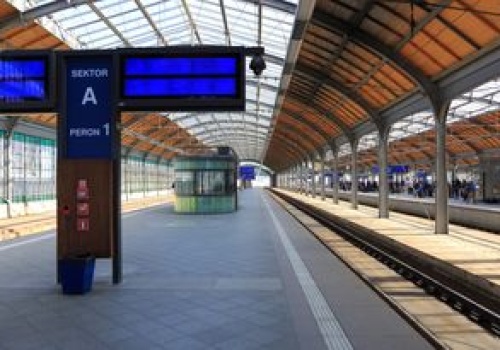 Chciał kupić bilet na pociąg. Musiał udawać, że jedzie z Czech