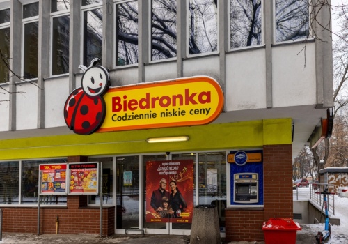 Tyle zarabiają pracownicy Biedronki. Stawki od kasjera do kierownika
