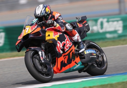 Pedro Acosta wygrywa dramatyczny sprint MotoGP w Tajlandii. Kara dla Marca Marqueza