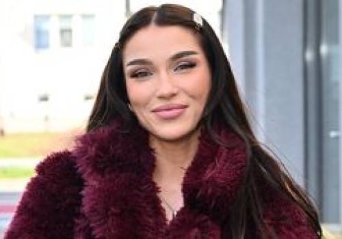 Natsu była kiedyś w związku z dziewczyną. 