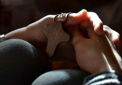 Kanada:  zakaz używania symboli religijnych przez pracowników szkół prowadzi do zwolnień i odejść z pracy