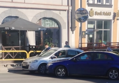 Kolizja w centrum Szklarskiej Poręby. Wymuszenie pierwszeństwa na ul. Jedności Narodowej