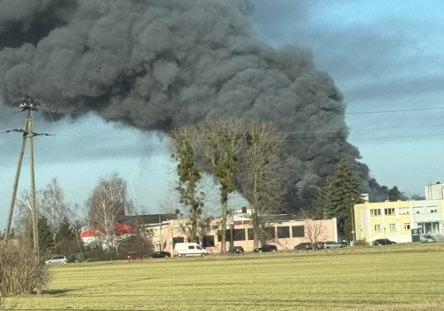 Pożar hali w Wągrowcu. W akcji kilkadziesiąt zastępów straży pożarnej