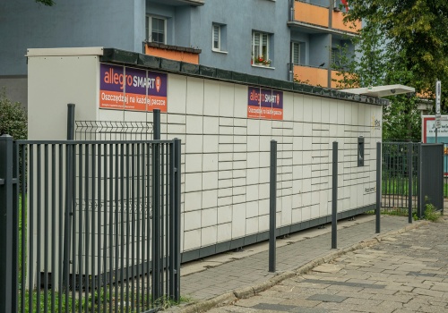 Masz działkę przy ruchliwej ulicy? Możesz zarabiać nawet 1000 zł miesięcznie na Paczkomacie